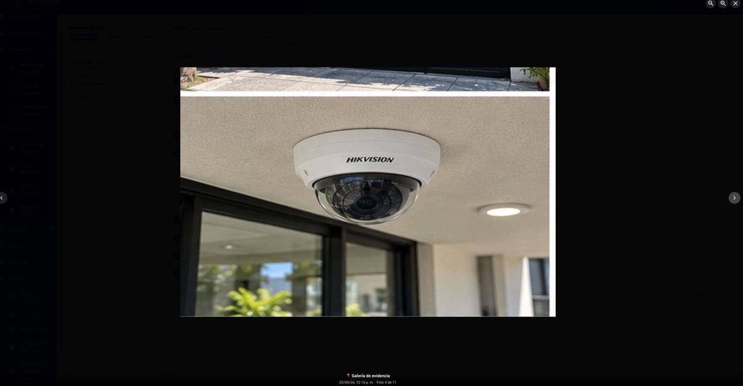 Visor de evidencias de TRACKEA: foto de una cámara domo Hikvision instalada en el techo
