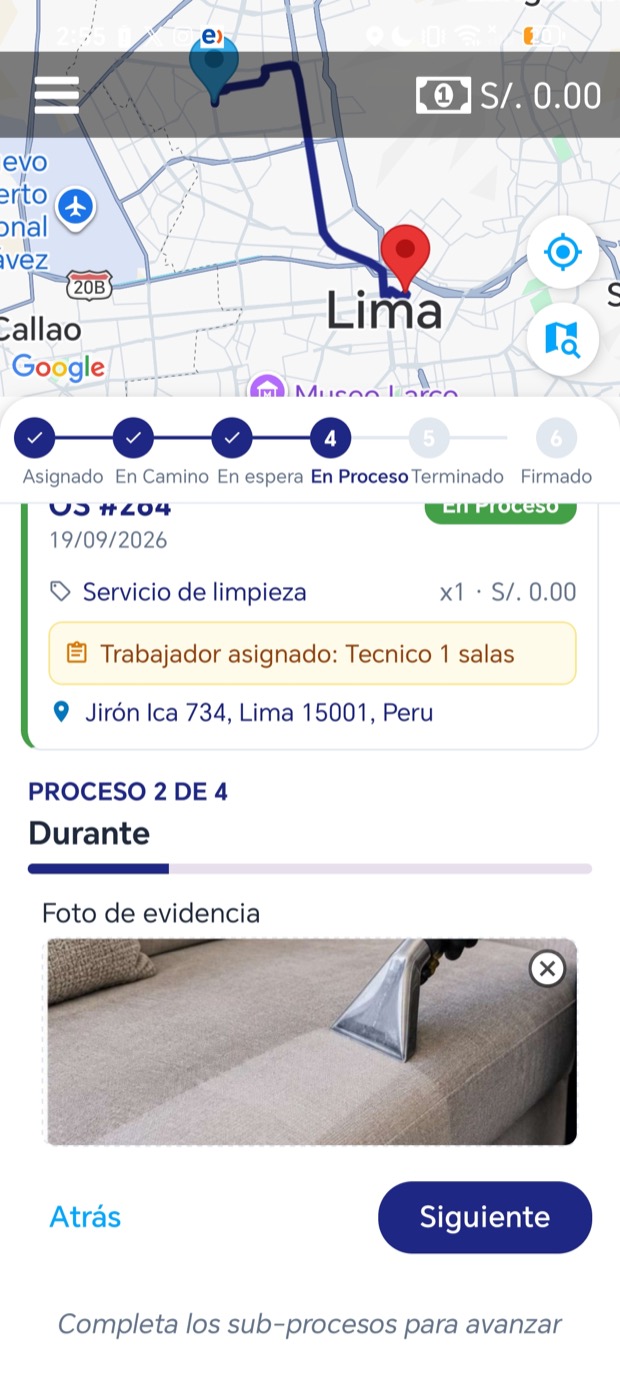 Paso Durante: foto del proceso de limpieza del sofá con extractor